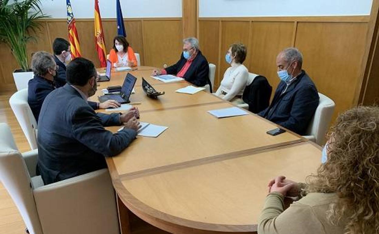 Reunión Amparo Navarro y representantes de las facultades de Ciencias y Ciencias de la Salud. 