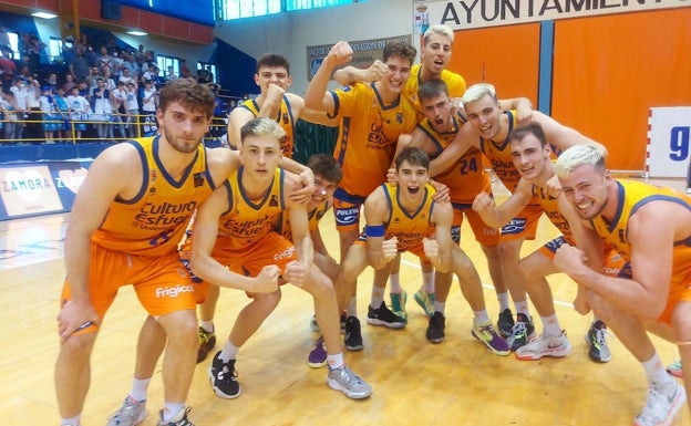 Los jugadores del Valencia Basket posan para LAS PROVINCIAS tras pasar la serie contra el Zamora.