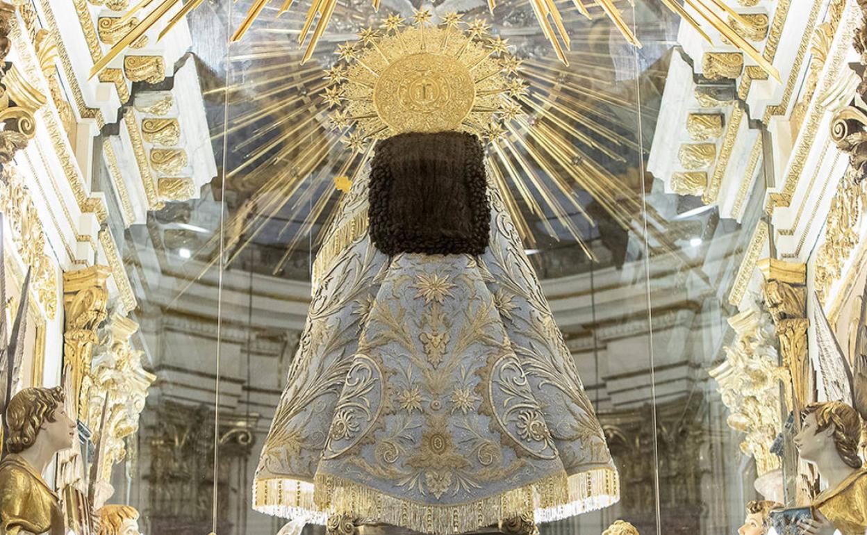 La Virgen, en el altar de la Basílica, con el 'Manto de los dragones'. 