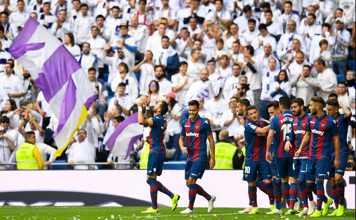 José Luis Morales celebra el gol con el que abrió el marcador en el Santiago Bernabéu el 20 de octubre de 2018.