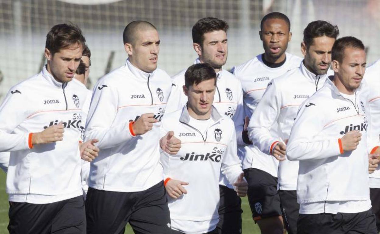 Oriol Romeu en un entrenamiento en el Valencia CF.