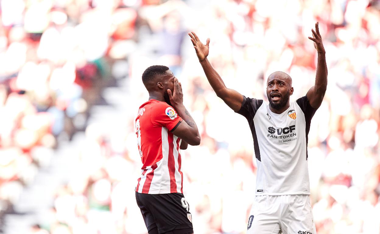 Foulquier, durante el encuentro ante el Athletic de Bilbao en San Mamés. 