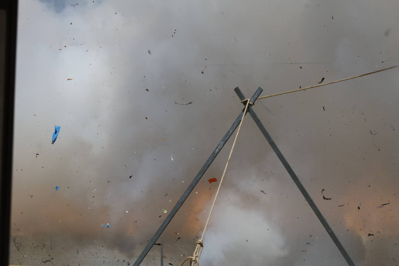 Fotos: Pirotecnia Aitana dispara una mascletà en el día de la Mare de Déu