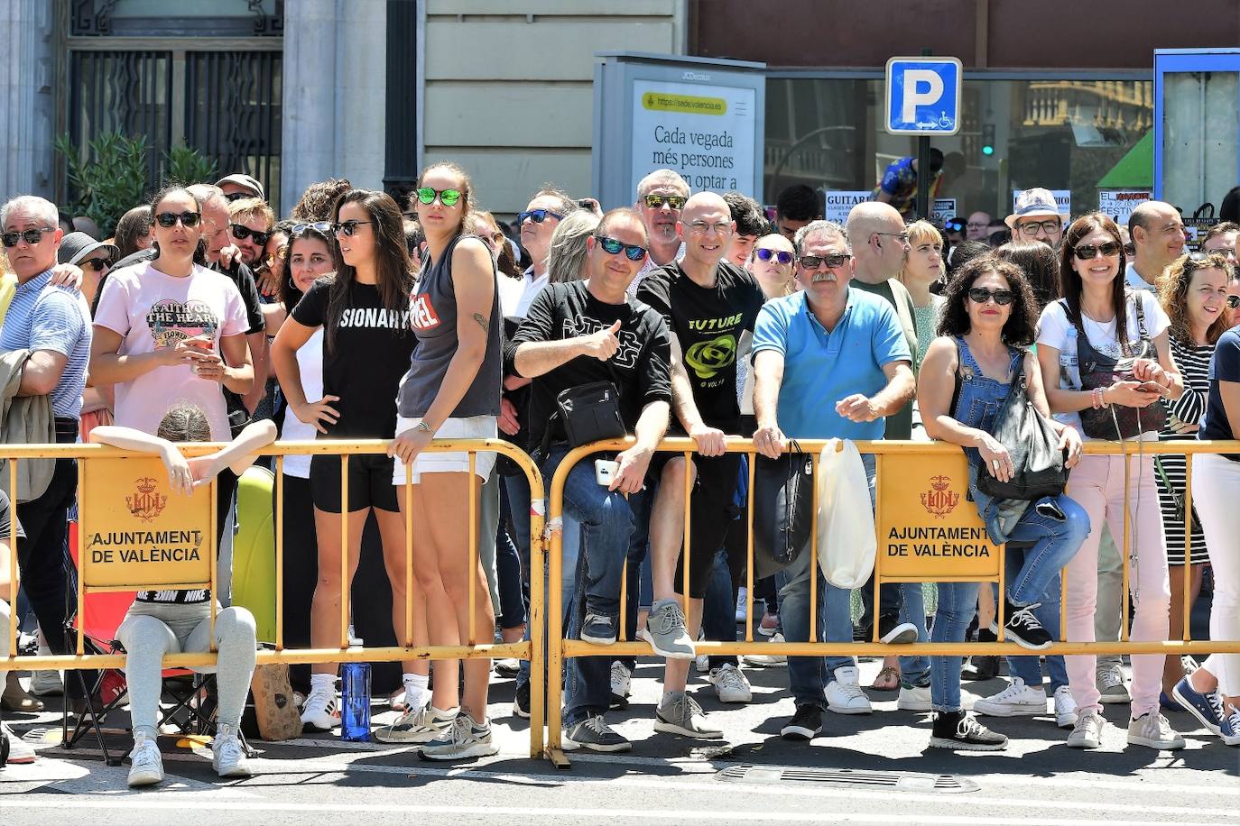 Fotos: Pirotecnia Aitana dispara una mascletà en el día de la Mare de Déu