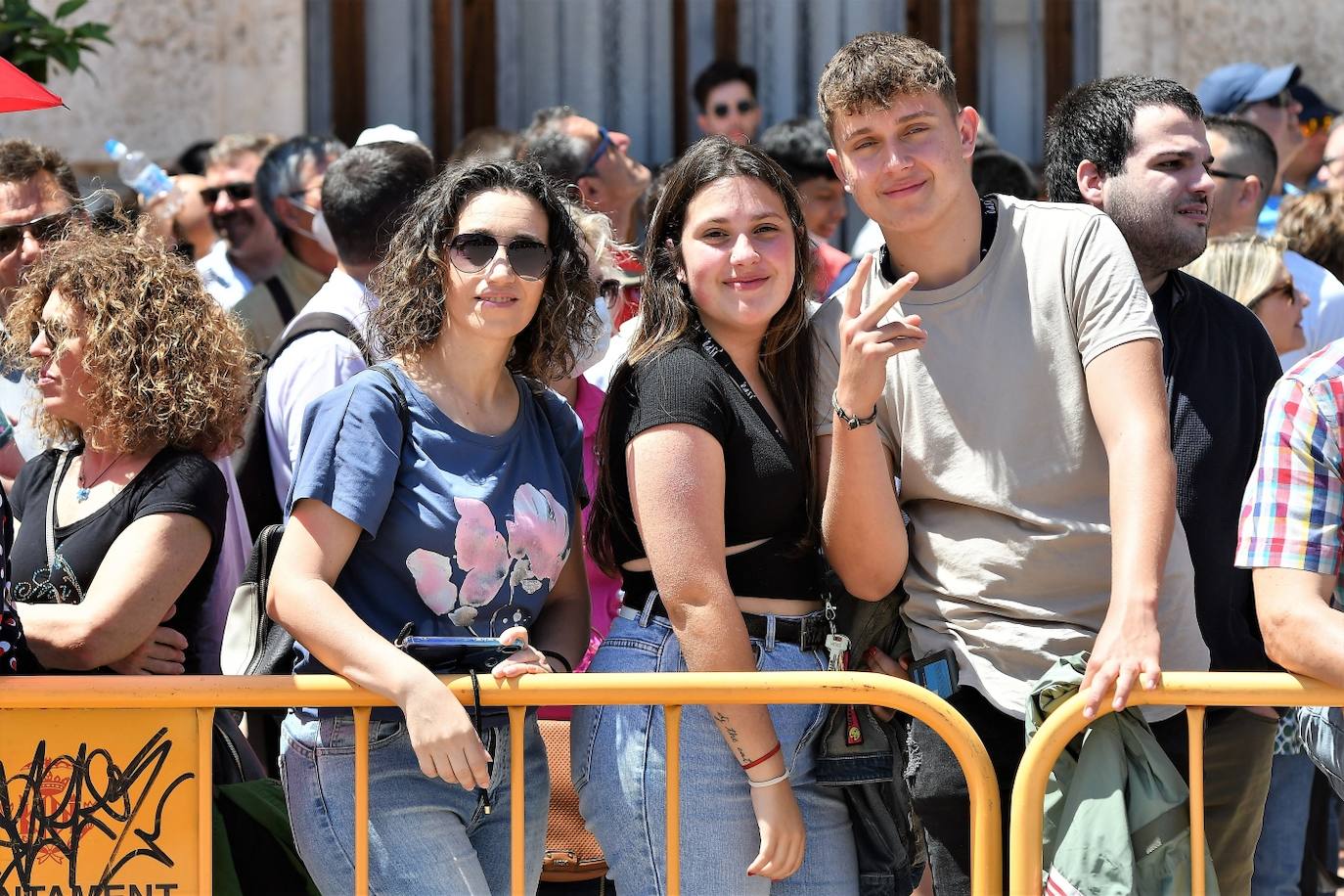 Fotos: Pirotecnia Aitana dispara una mascletà en el día de la Mare de Déu