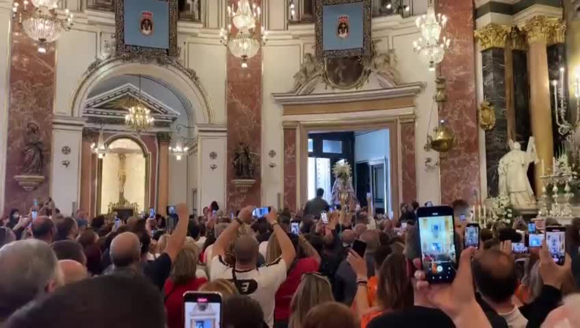 Los valencianos cantan el Himno de la Coronación dentro de la Basílica