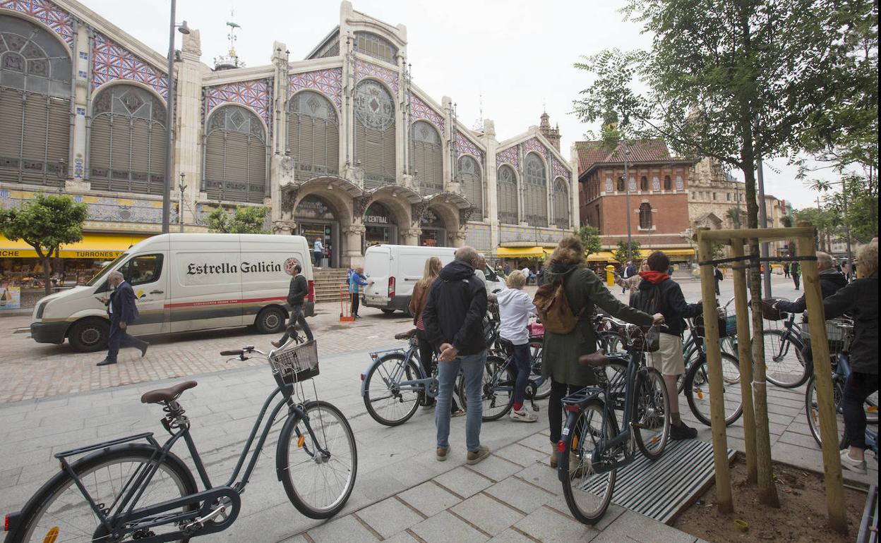 Vehículos de proveedores, descargando productos para el Mercado Central de Valencia. 