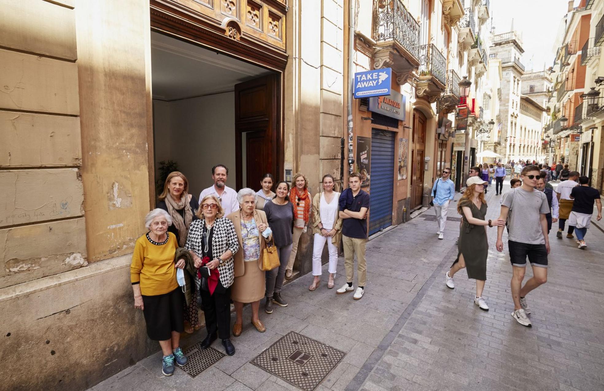 Vecinos participantes en el reportaje, nte un portal de la calle Caballeros donde viven los Rocabert Grau, junto a varios turistas. iván arlandis