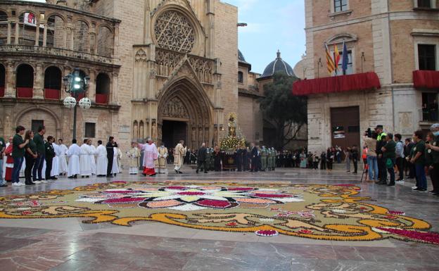 Alfombra floral en la plaza de la Virgen.