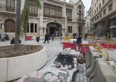 Imagen secundaria 1 - Entorno del Mercado Central en obras y visitantes dentro de la instalación. 