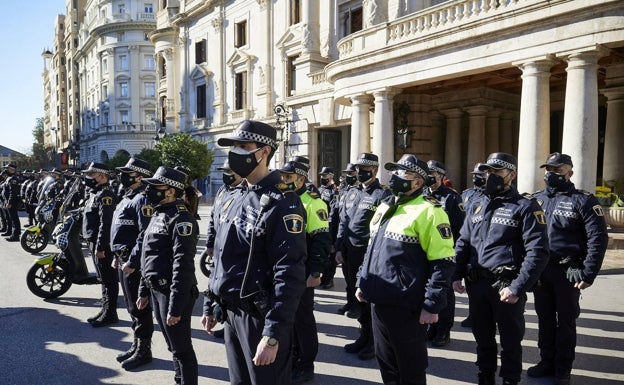 Doce jóvenes agreden y roban a dos hermanos en el centro de Valencia