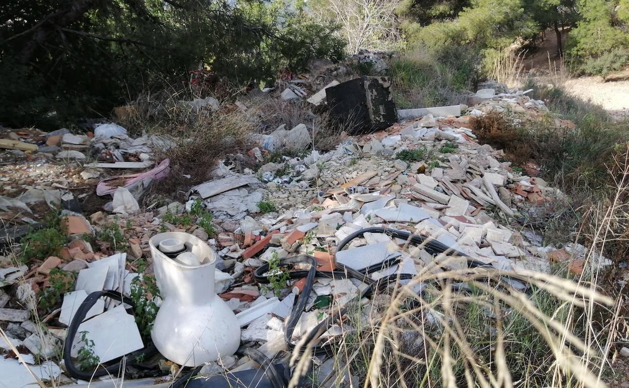 Uno de los vertederos ilegales que se pueden encontrar en el término municipal de Sagunto. 