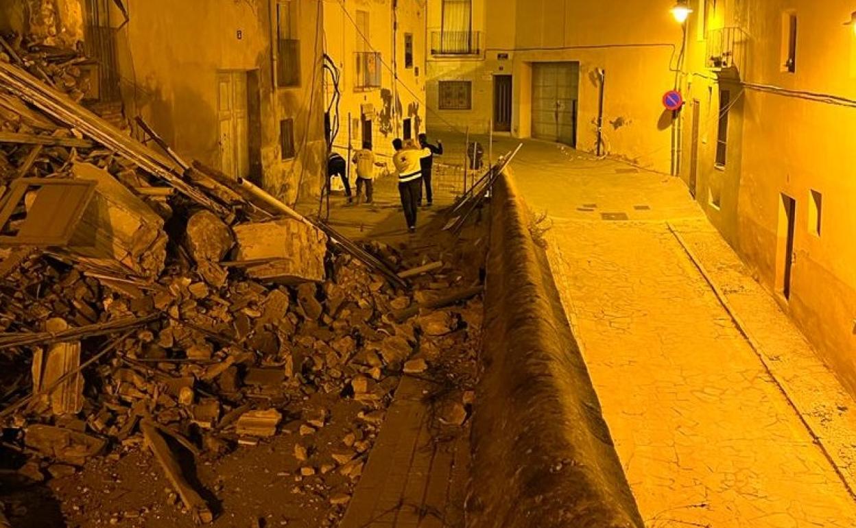 Vivienda desplomada en plena calle el pasado viernes por la noche en Ontinyent. 