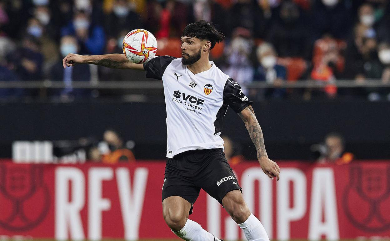 Omar Alderete, durante un partido con el Valencia en Mestalla