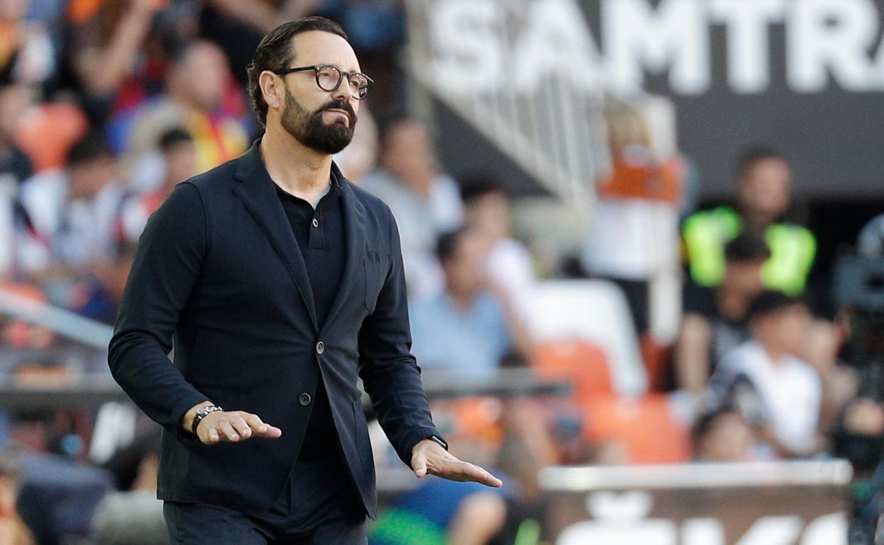 José Bordalás, durante el penúltimo partido de la temporada en Mestalla. 