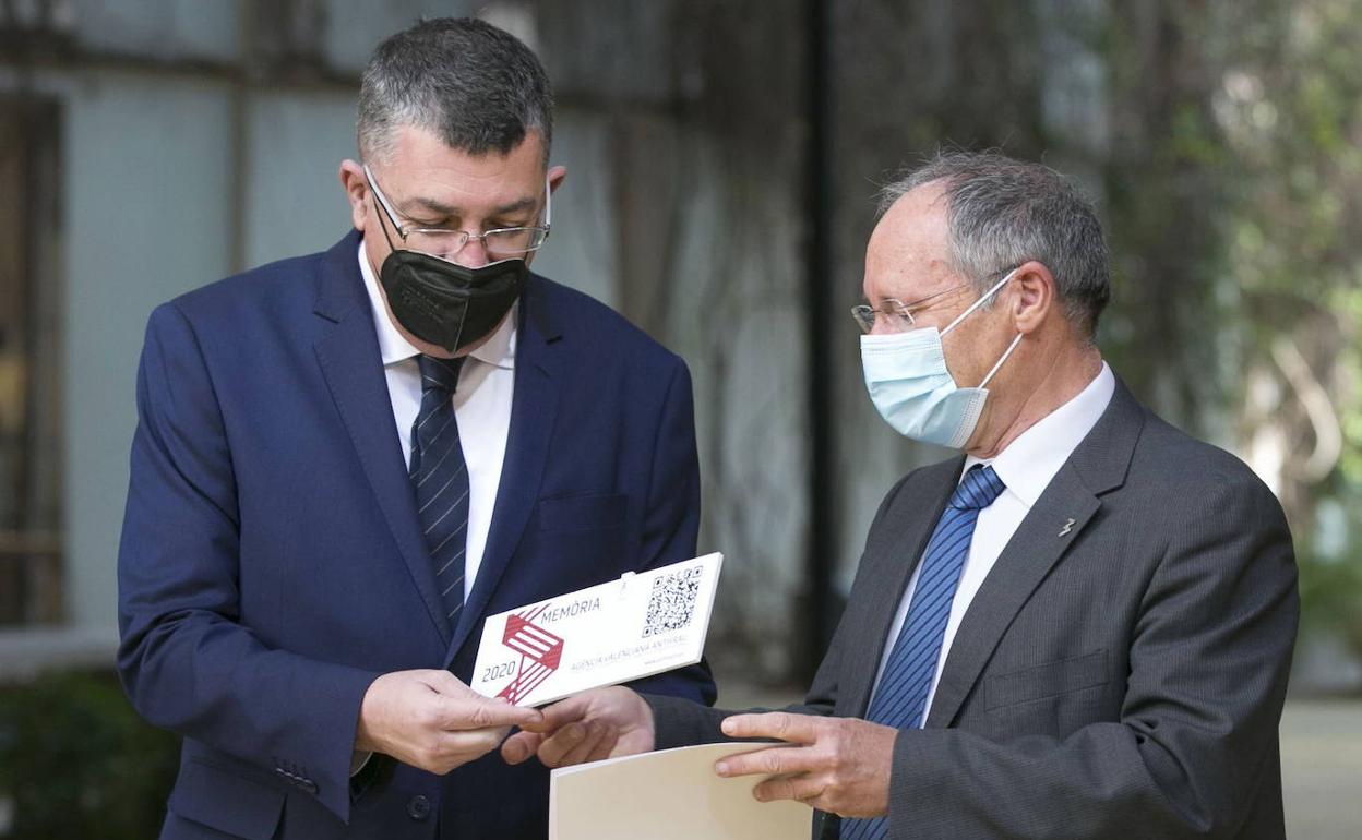 El director de Antifraude, Joan Llinares, con el presidente de Les Corts, Enric Morera.