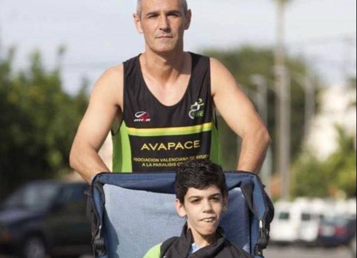 Benito Velasco junto a su hijo Joel. 