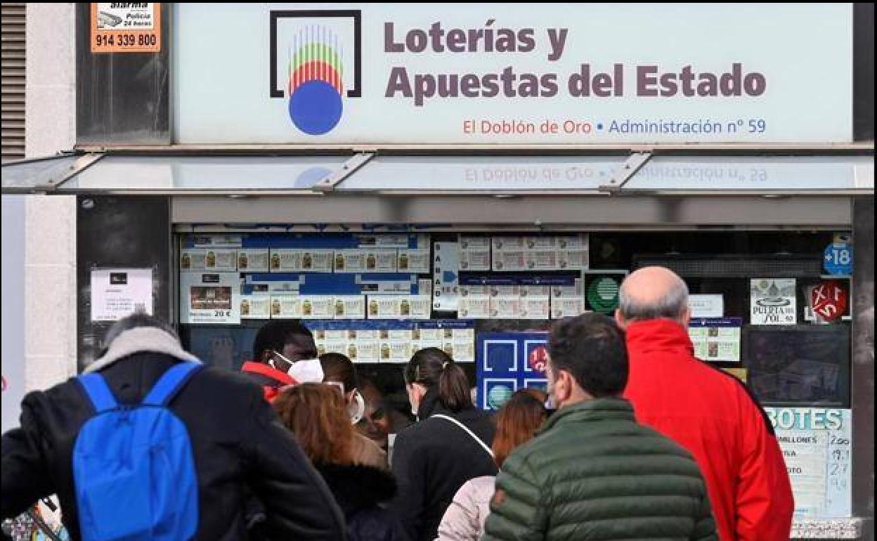 Cola de clientes en una administración de loterías.