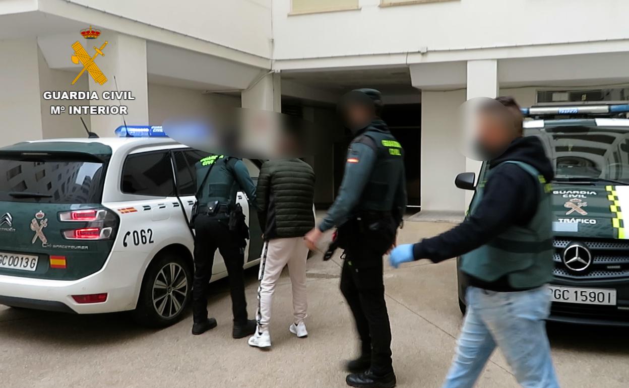 Agentes de la Guardia Civil, con uno de los arrestados en Gandia. 