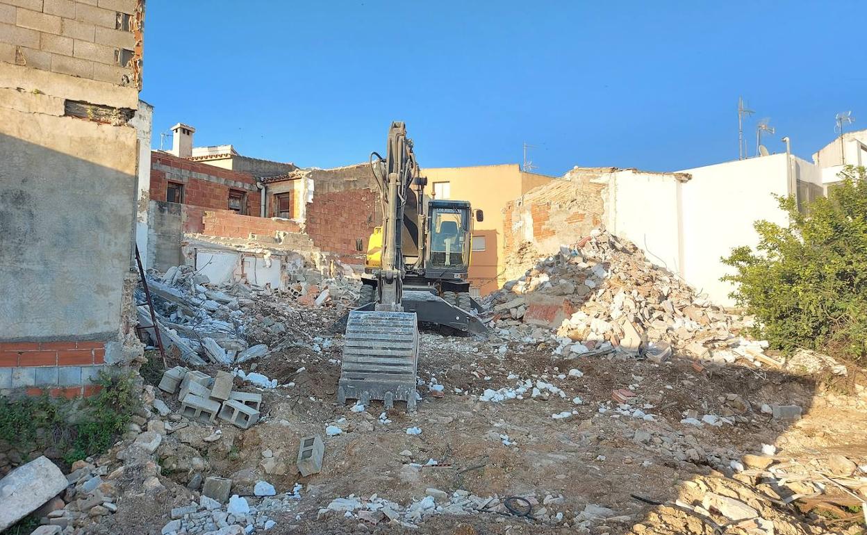 La pala actuando en la zona donde se ha demolido un inmueble para abrir un vial y habilitar un parking. 