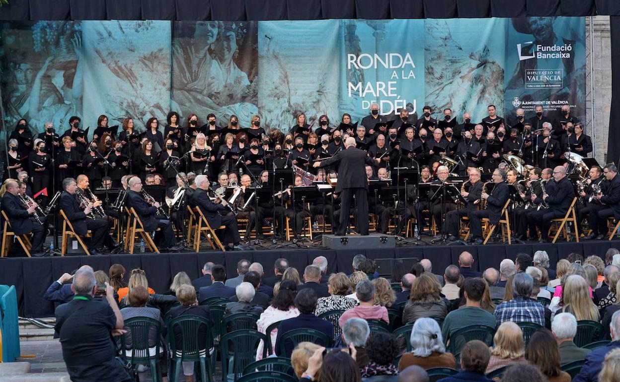 Concierto organizado en la plaza de la Virgen en honor a la Mare de Déu. 