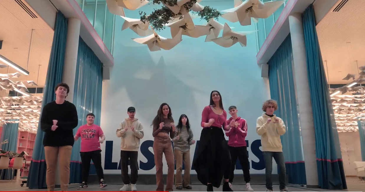 Imagen del videoclip protagonizado por alumnos del instituto Ramón Llull. 