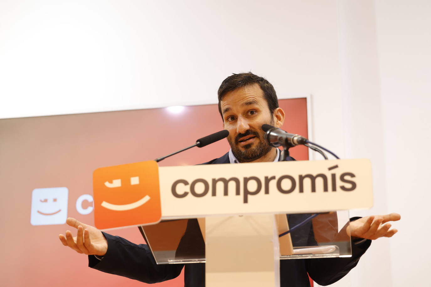 Fotos: Vicent Marzà explica los motivos de su dimisión como conseller de Educación