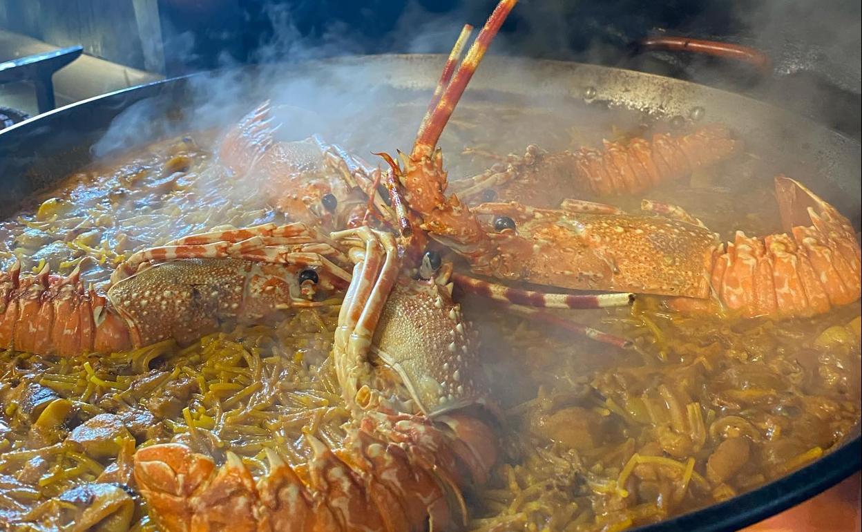 Una fideuà de Gandia, en plena ebullición, en los fogones del Restaurante Ripoll, en la playa de Gandia. 