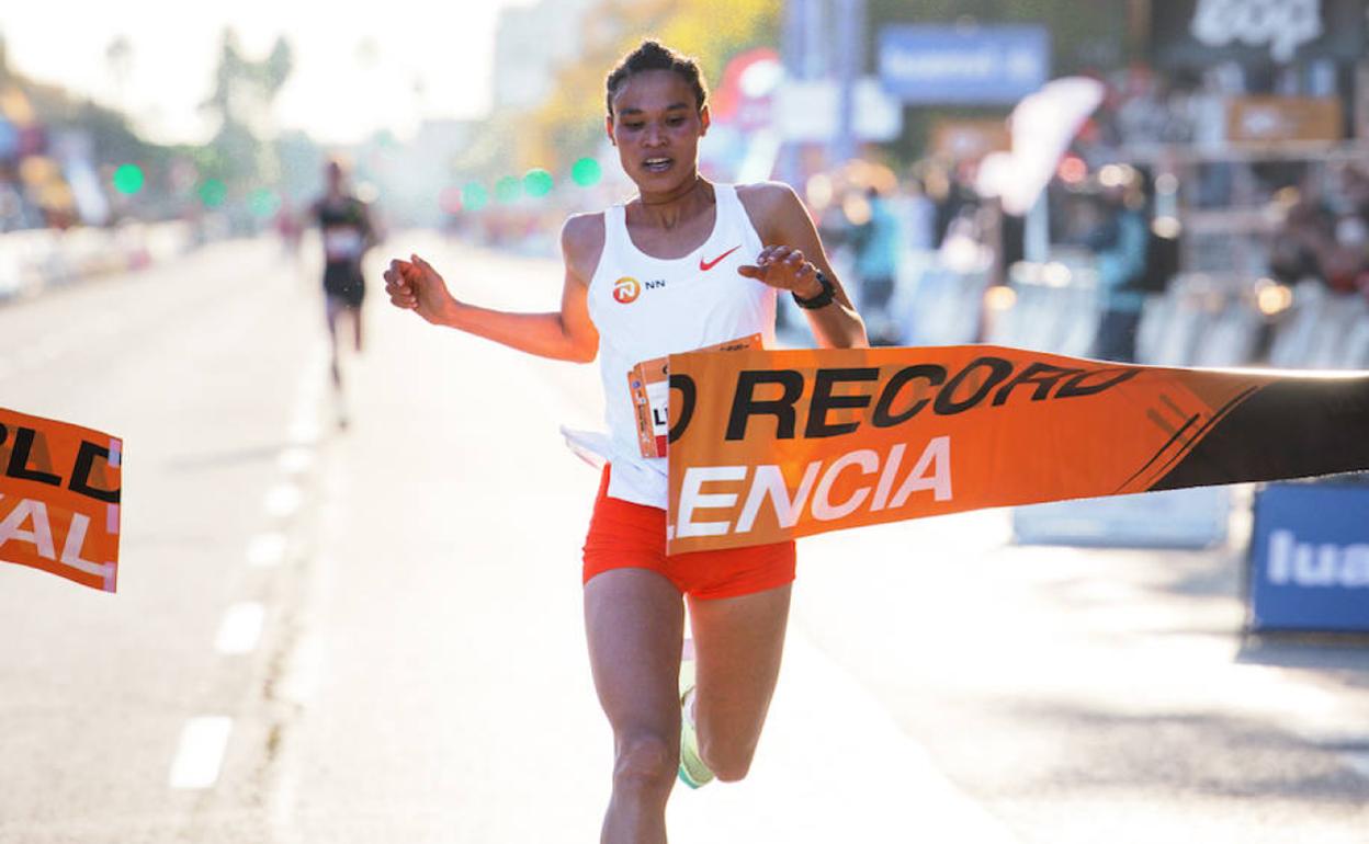 Letesenbet Gidey cruza la meta en el medio maratón de Valencia el año pasado.