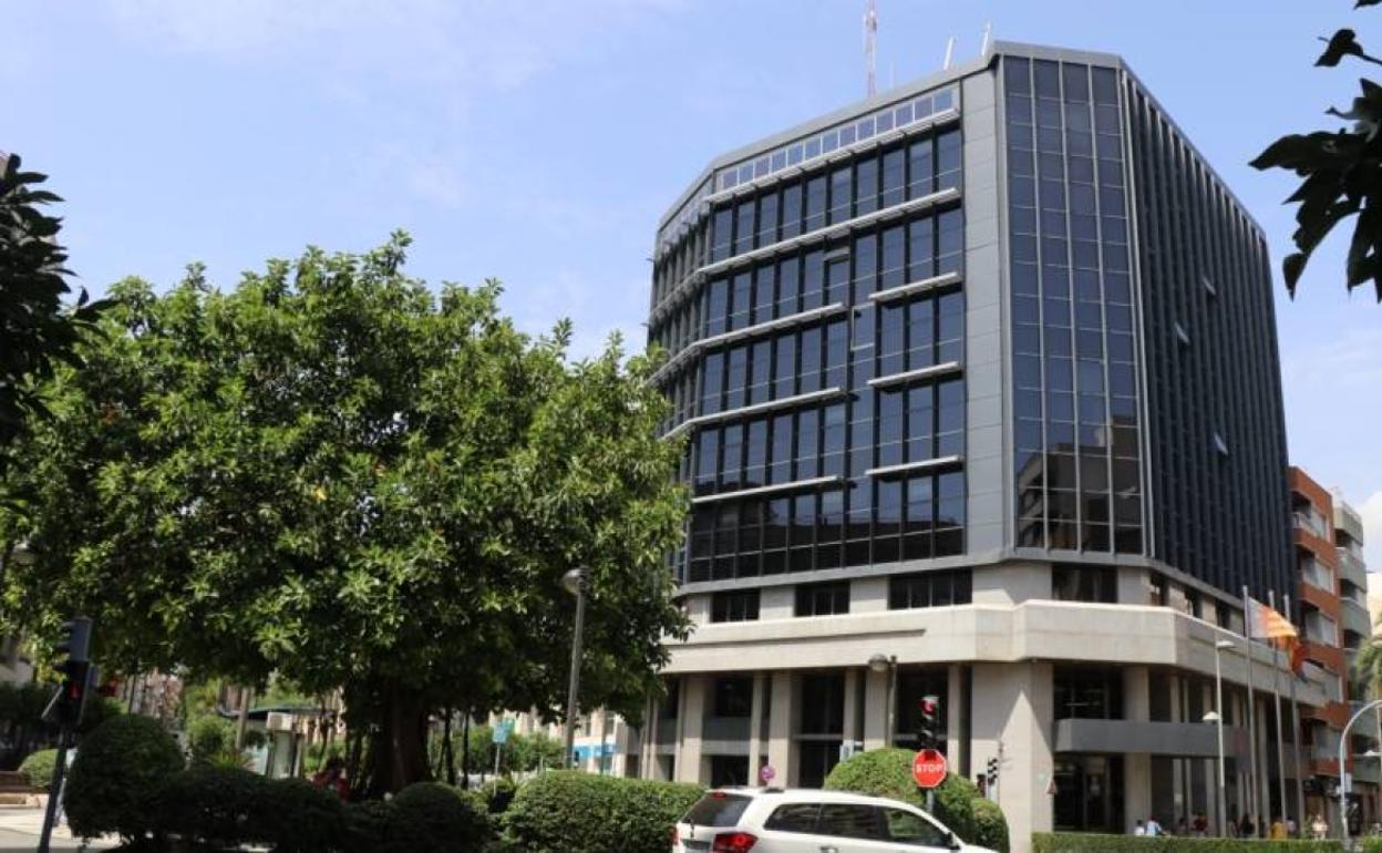 La fachada del ayuntamiento de Torrent. 