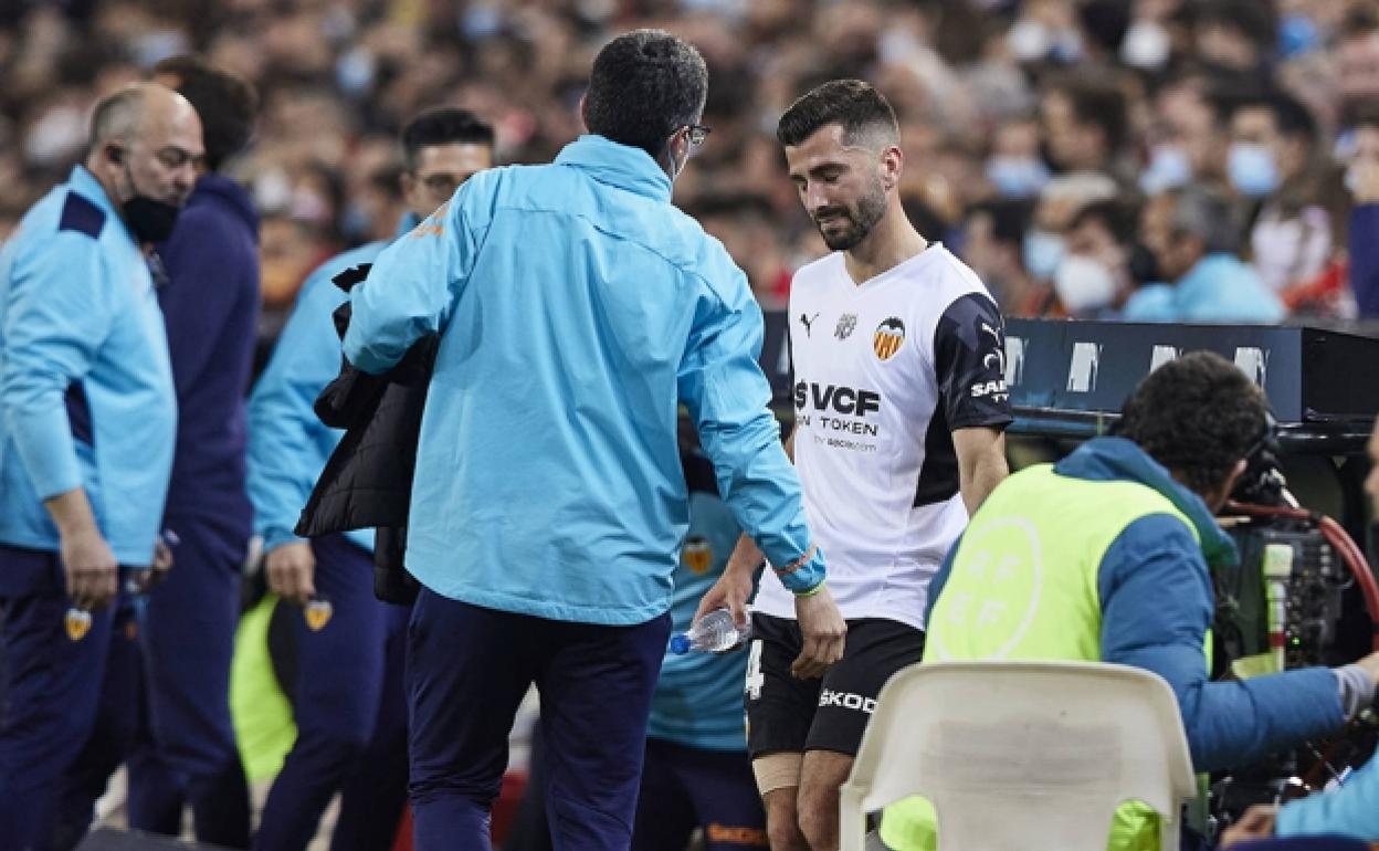 José Gayà es atendido por los doctores del club tras lesionarse durante las semifinales de Copa. 