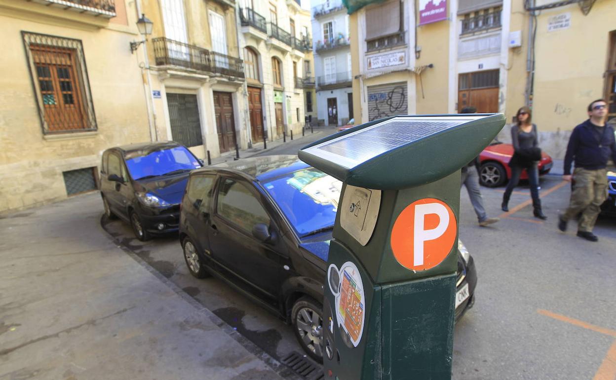 Aparcamiento de zona naranja en el centro histórico. 