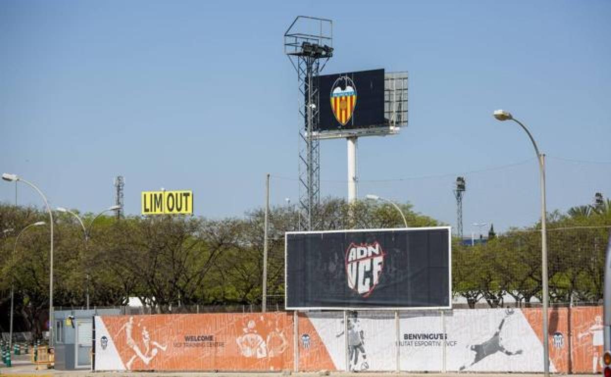 El poste con el lema Lim Out, visible desde la Ciudad Deportiva. 