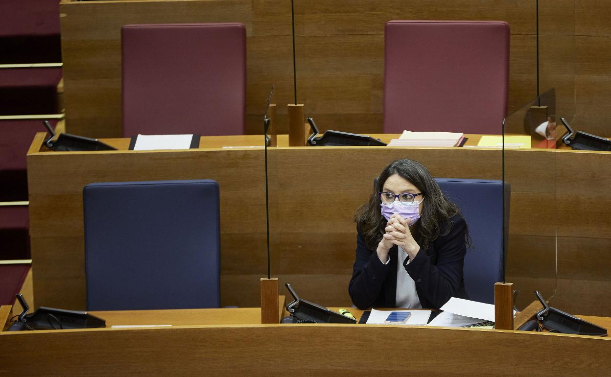 La vicepresidenta Mónica Oltra, en su escaño de Les Corts. 