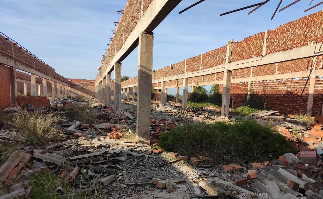 Estado en el que se encuentra la antigua fábrica de cerámicas en la carretera a Llocnou. 