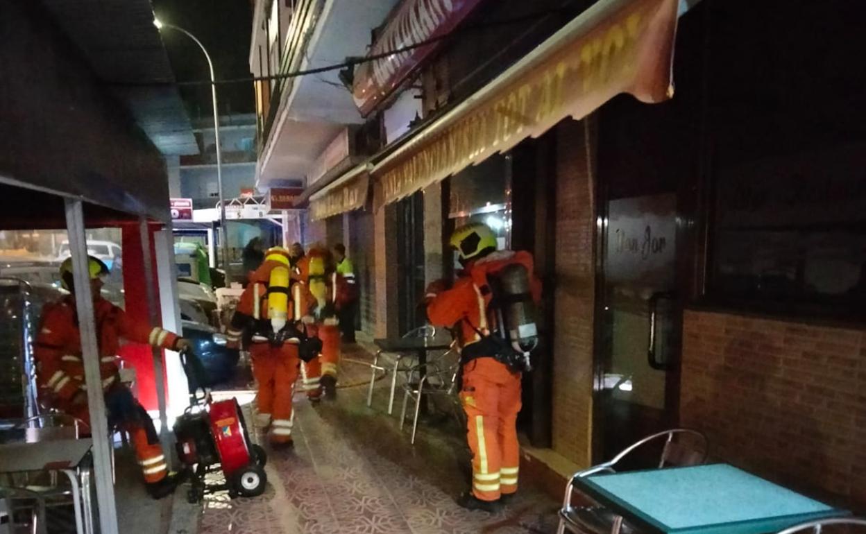 Los bomberos acudieron a sofocar las llamas. 