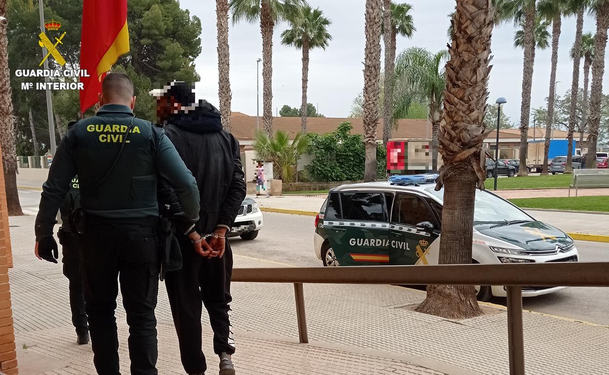 Los agentes de Carlet han detenido a este hombre. 