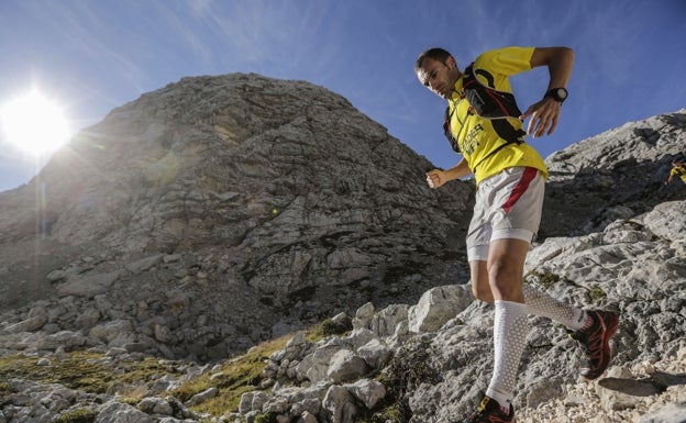 Iker Carrera, corredor español de montaña, durante una edición de la carrera 'Transalpine Run'. 