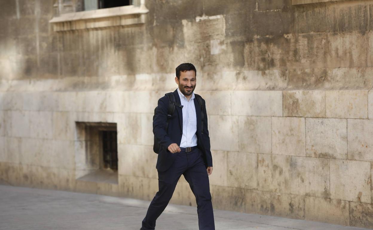 El conseller de Educación saliente, Vicent Marzà, a su llegada al pleno del viernes