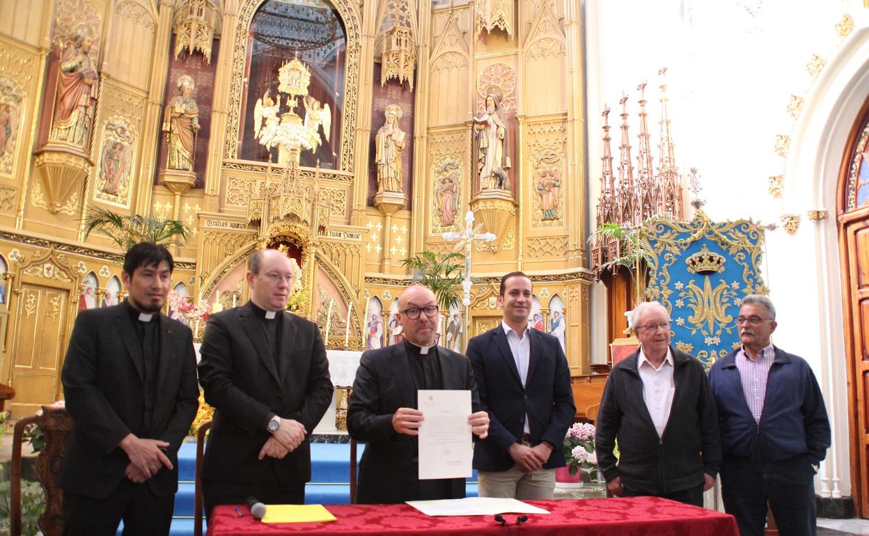 El representante del Arzobispado de Valencia, el párroco, el alcalde y presidente de la cofradía. 