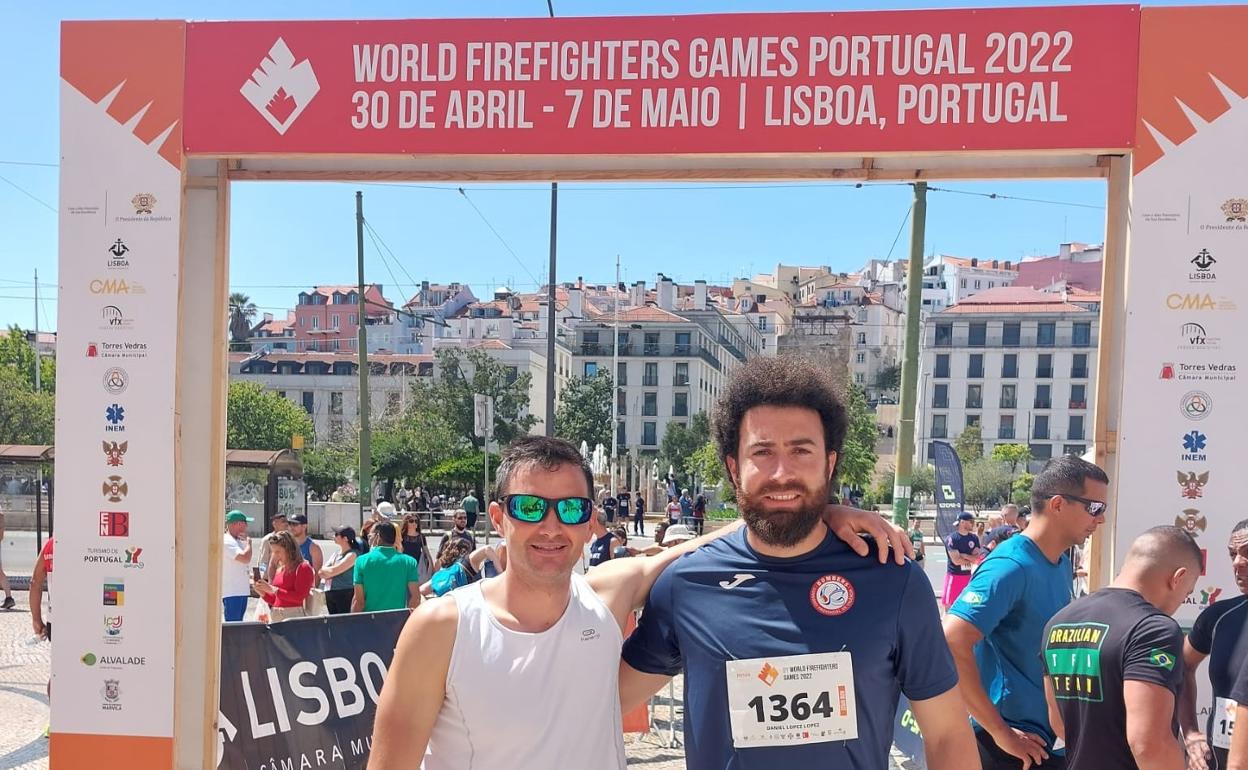 Adrián Martínez (a la izquierda) junto con su compañero del parque de Gandia. 