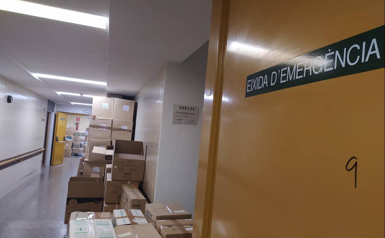 Cajas amontonadas en un pasillo del hospital Clínico que dificultan el acceso a una salida de emergencia, en una imagen de archivo.