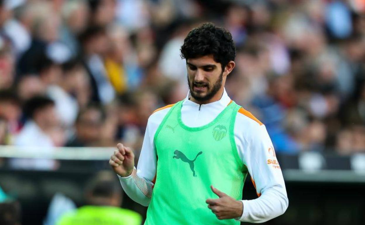 Guedes calienta en el partido ante el Betis.