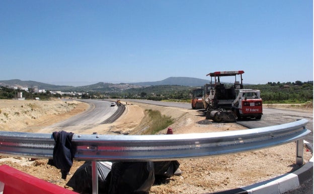 La maquinaria trabajando en la construcción del trazado de circunvalación. 