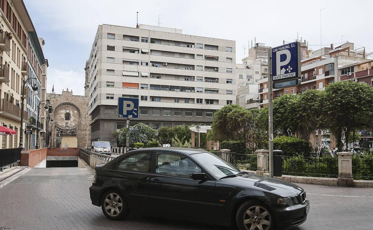 Acceso al parking de Parcent antes de su cierre en 2014. 