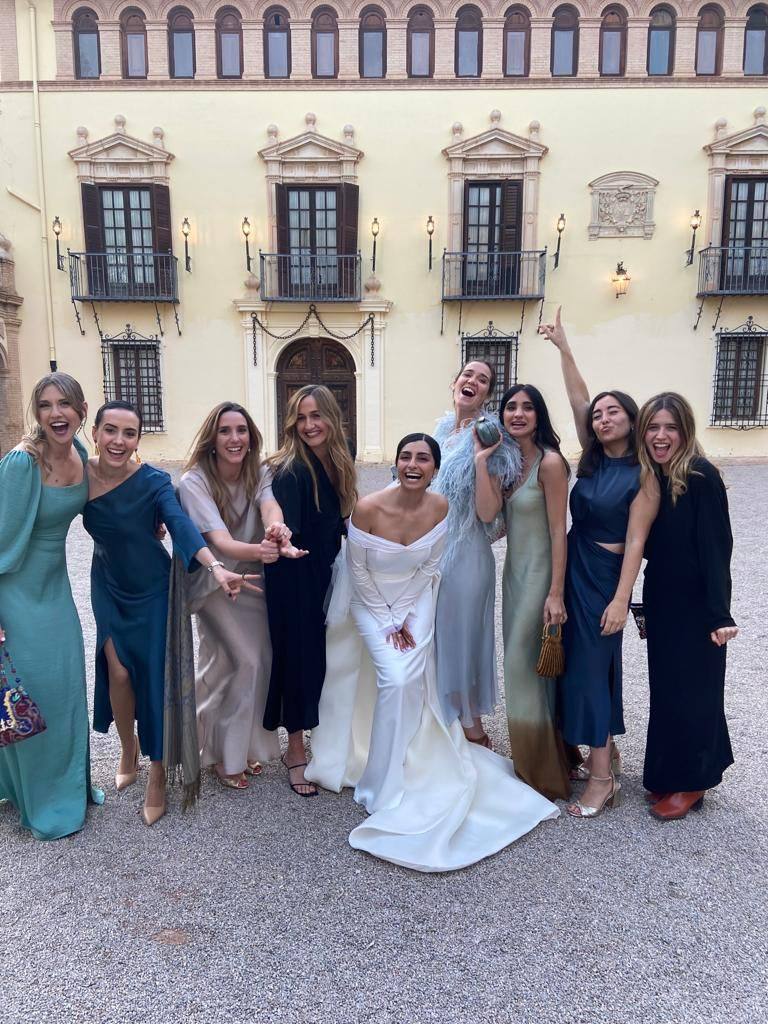 Marina Martín, que luce un diseño de Valentín Herraiz, con sus amigas.