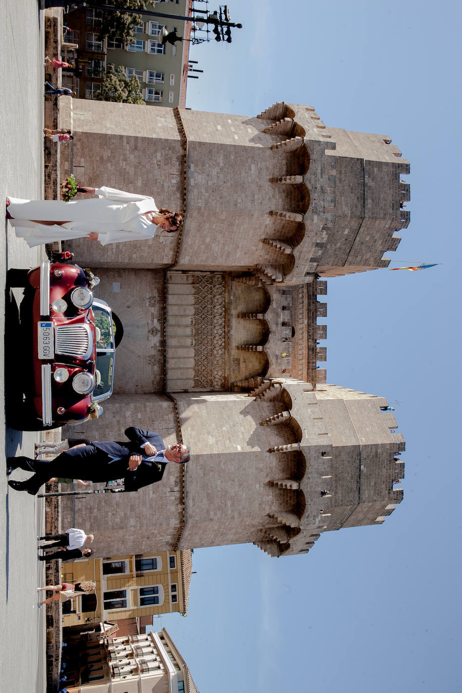 Raquel Subías y Benjamín Lara, con las Torres de Serrano a sus espaldas.