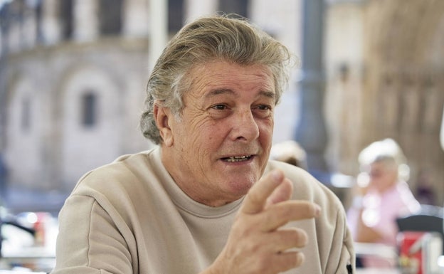 Francisco, durante la conversación en una cafetería de la plaza de la Virgen. Los camareros piden hacerse fotos con él y le dicen que ha sido un honor servirle.