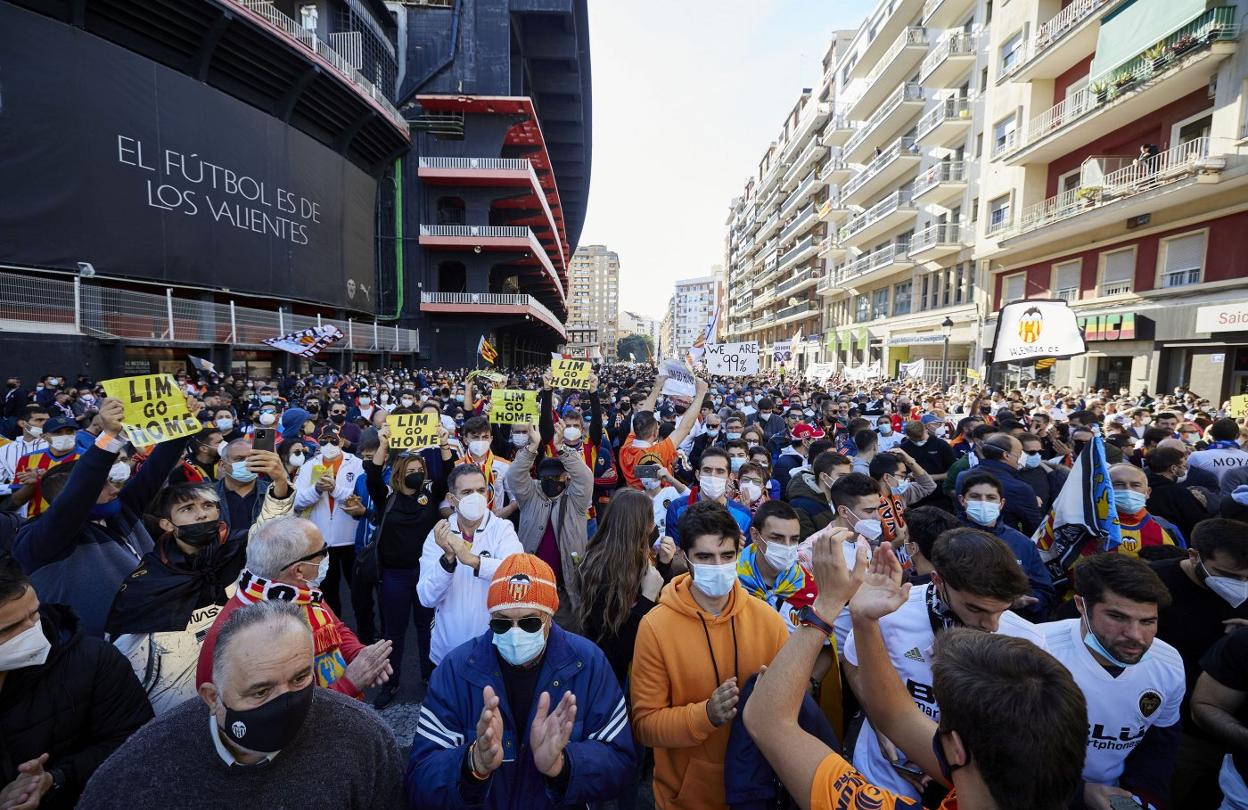 Más de 15.000 valencianistas participaron en la manifestación contra Meriton de diciembre. iván arlandis
