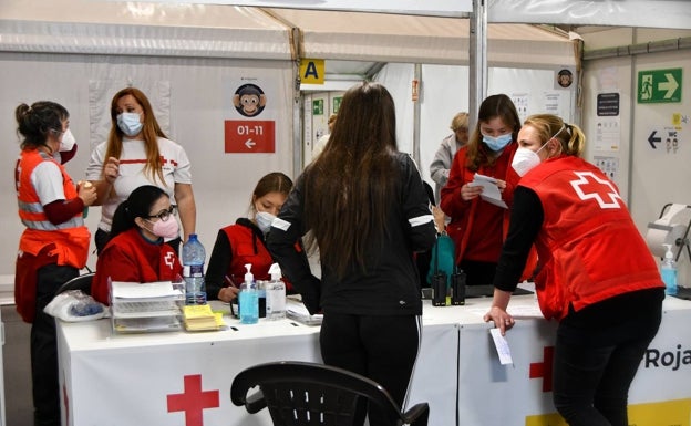 Imagen principal - Instalaciones para los refugiados ucranianos de la Ciudad de la Luz, en Alicante.